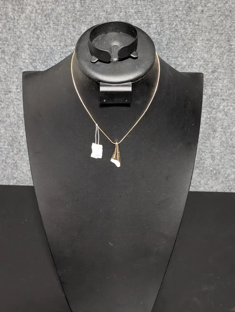NWT Gold Tone Necklace With Gold Tone & White Enamel Pendant